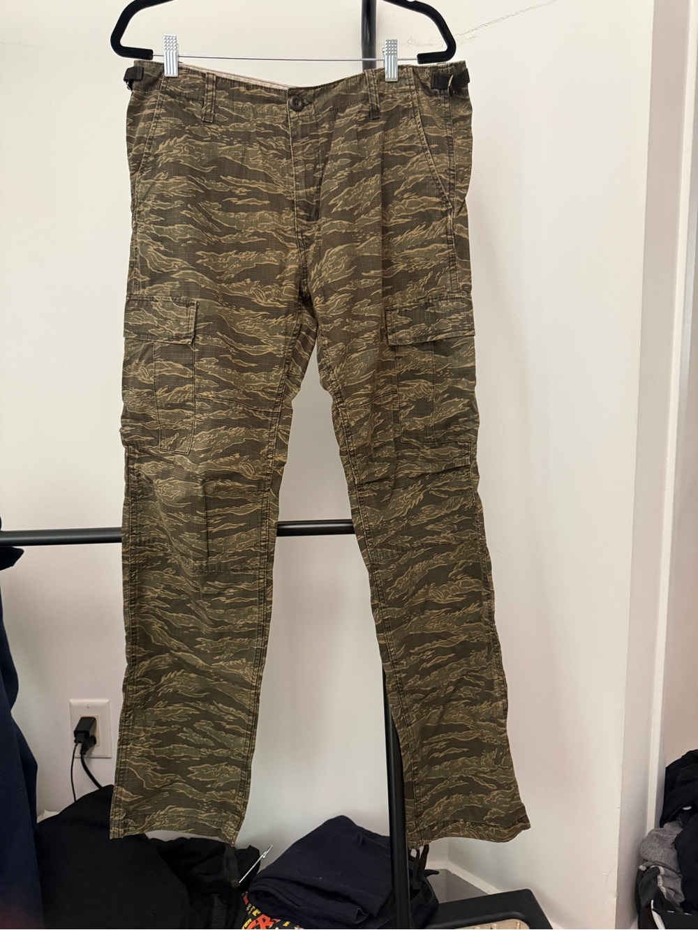 Carhartt WIP Men's Olive Tiger-Stripe Cargo Pants